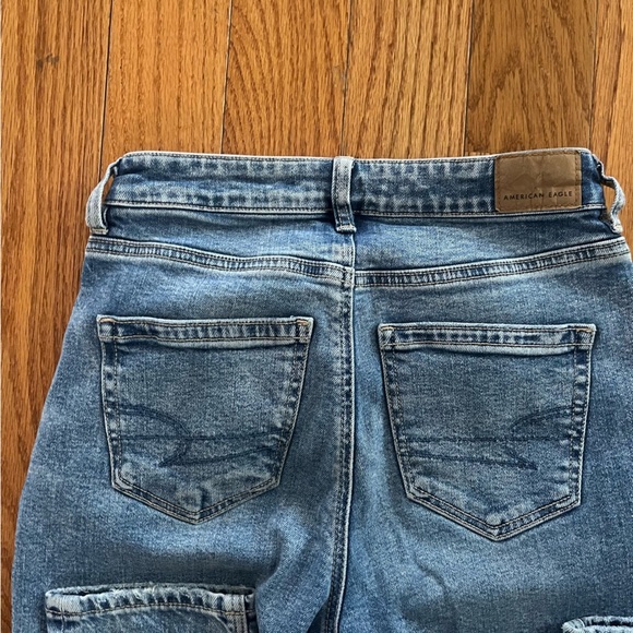 American Eagle Women’s Jeans Blown Out Knees Mom Jean Size 0 - Picture 3 of 8